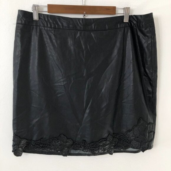 Forever 21 Black Faux Leather Floral Embroidered Hem Skirt Women Plus Size 14 - Picture 1 of 9